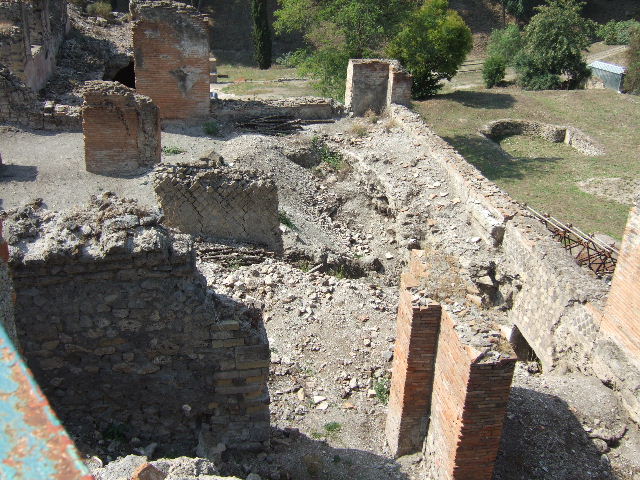 VII.16.16 walls and part of the garden of VII.16.17, looking down from VII.16.16.
