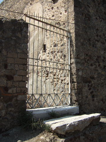 VII.16.20 Pompeii. Looking towards entrance doorway.

