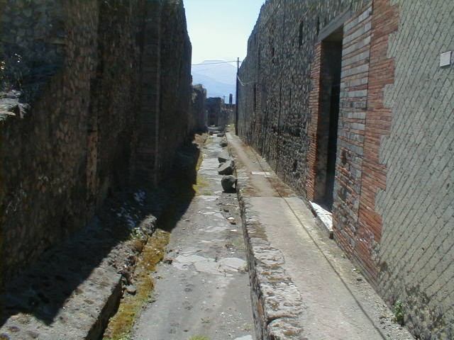 VII.6 Pompeii. May 2004.   Vico del Farmacista looking south.      VII.16.21