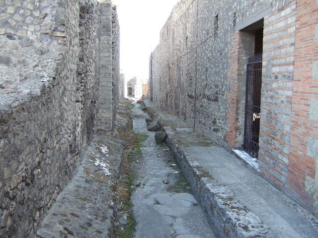 VII.6 Pompeii. September 2005. Vico del Farmacista looking south.VII.16.21