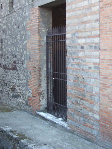 VII.16.21 Pompeii. September 2005.  Entrance.
