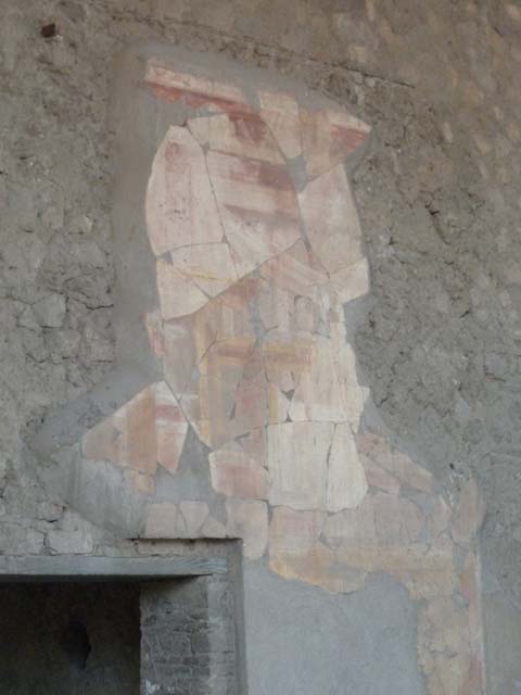 VII.16.22 Pompeii. September 2015. South wall, with remains of painted decoration.