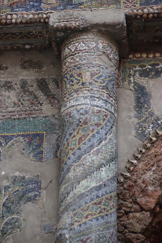 VII.16.a Pompeii. September 2021. 
Room 9, detail of mosaic column on north side. Photo courtesy of Klaus Heese.

