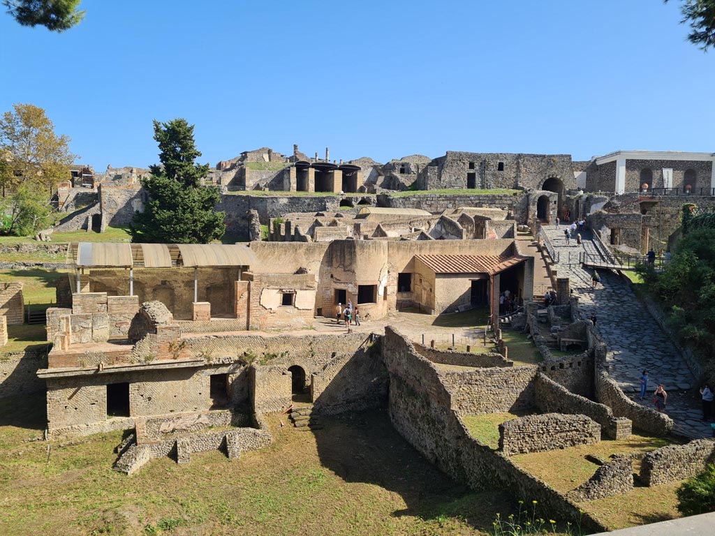 VII.16.a Pompeii. October 2023. Looking east towards Suburban Baths and Porta Marina. Photo courtesy of Klaus Heese.
