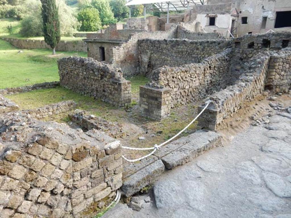 VII.16.a Pompeii. May 2015. Looking north-east across threshold, into lower area – shops, or rooms?  Photo courtesy of Buzz Ferebee.
