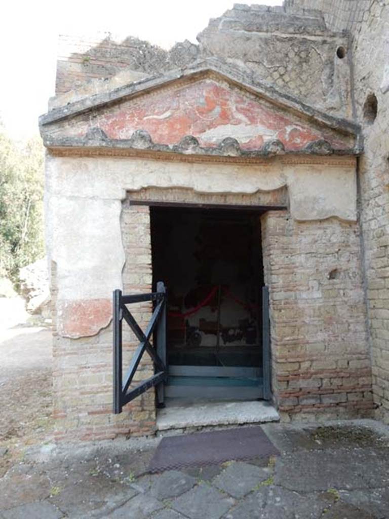 VII.16.a Pompeii. May 2015. Room 1, doorway. Photo courtesy of Buzz Ferebee.