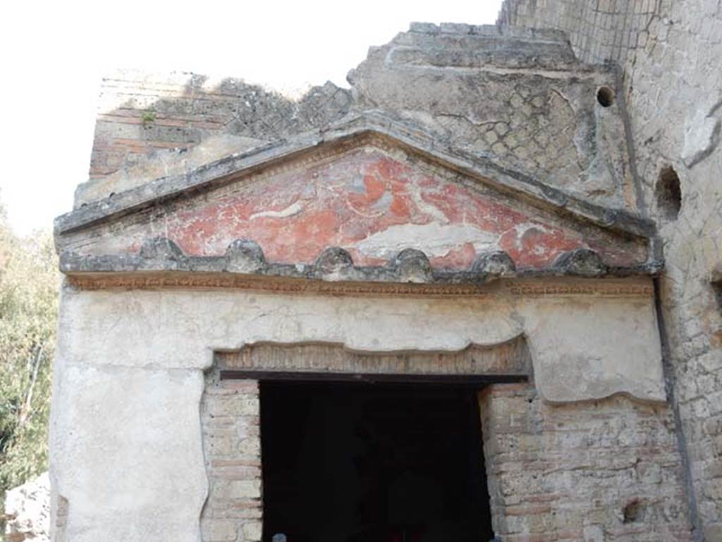 VII.16.a Pompeii. May 2015. Decorative stucco above doorway to room 1. Photo courtesy of Buzz Ferebee.
