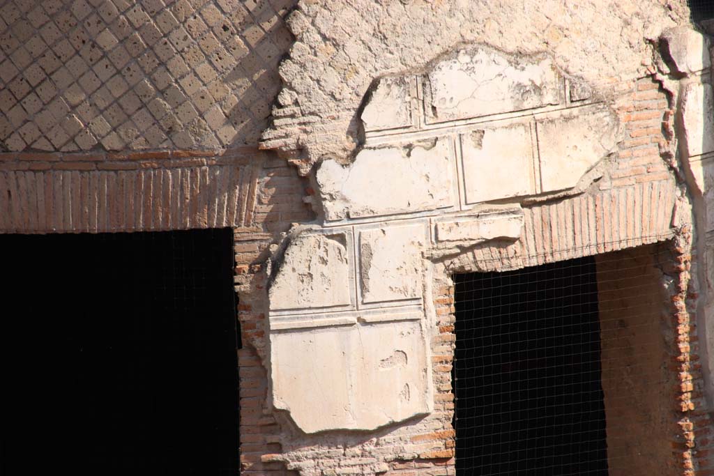 VII.216.a Pompeii. September 2019. Detail of stucco above windows on exterior wall of caldarium.
Photo courtesy of Klaus Heese.
