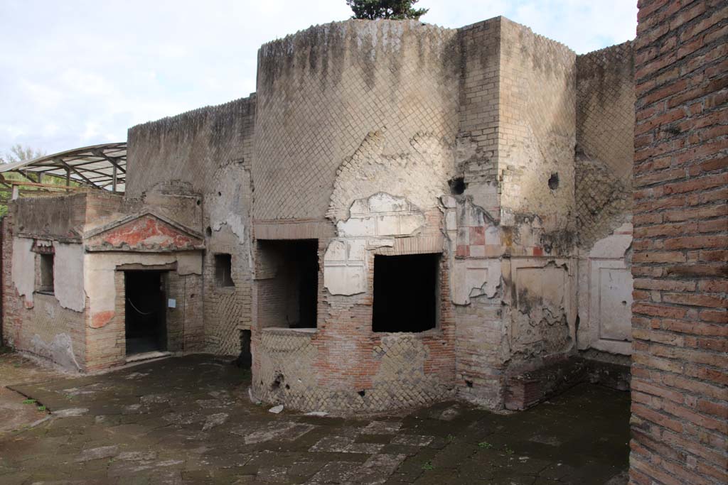 VII.16.a Pompeii. October 2020. Looking across courtyard C, with details of stucco and painted decoration. Photo courtesy of Klaus Heese.