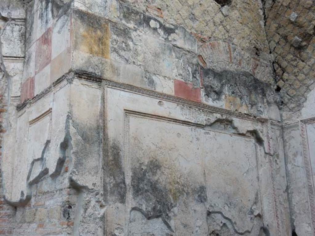 VII.16.a Pompeii. May 2015. Decorative plaster, between rooms 4 and 5. Photo courtesy of Buzz Ferebee.