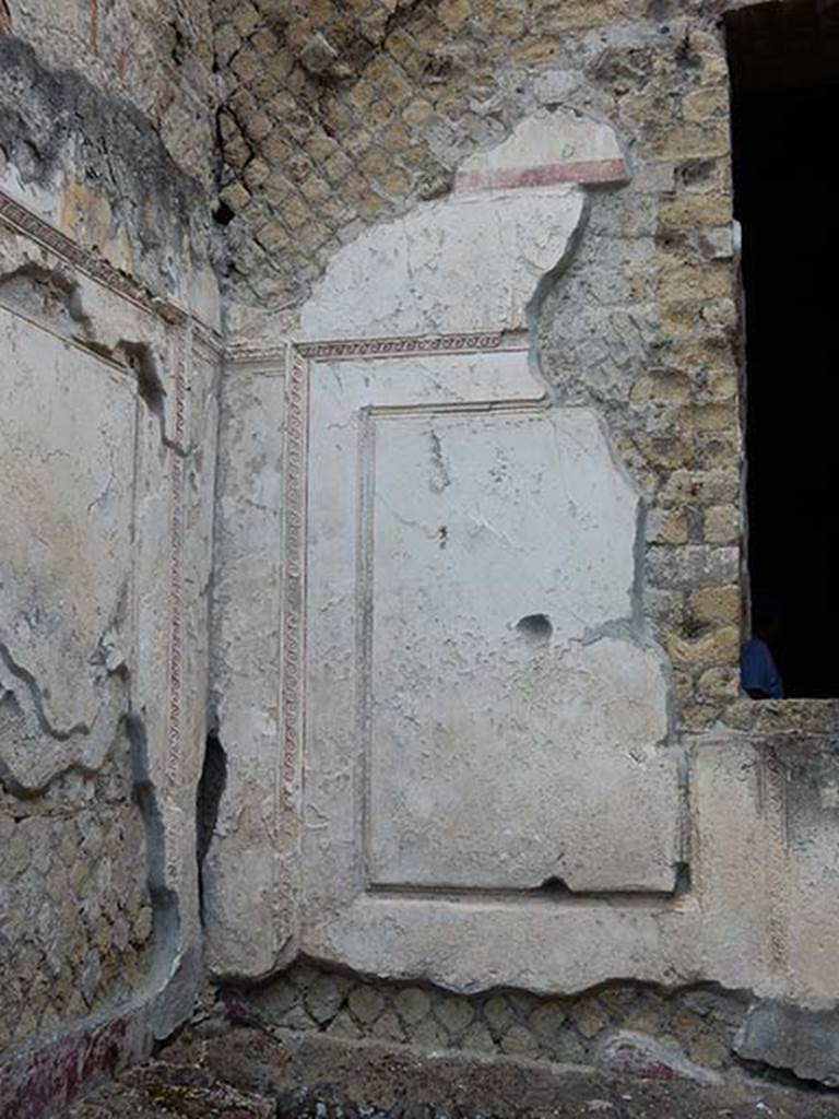 VII.16.a Pompeii. May 2015. Decorative plaster near window of room 5. 
Photo courtesy of Buzz Ferebee.

