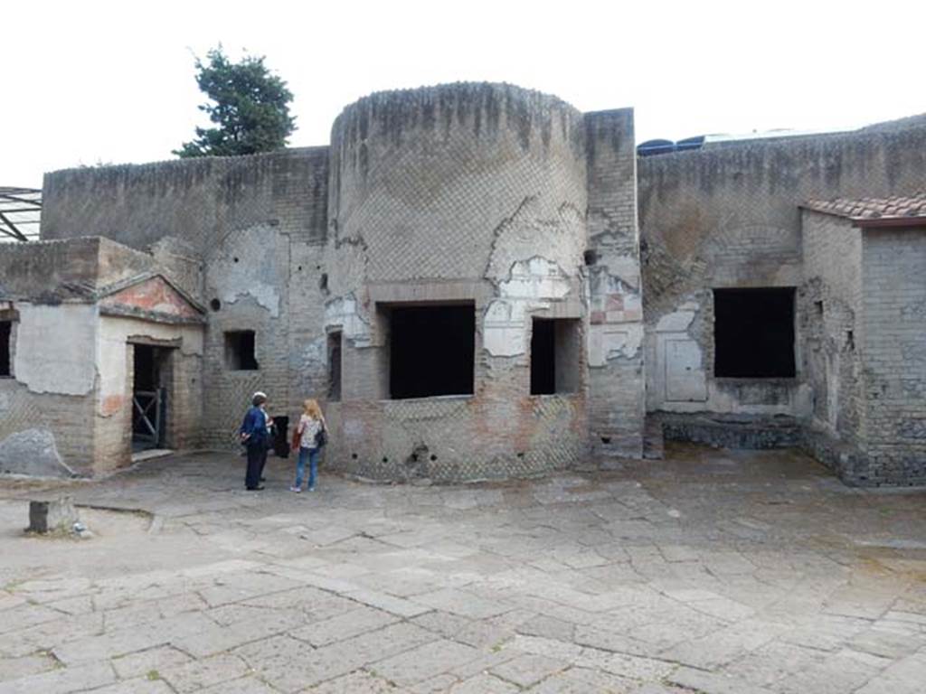 VII.16.a Pompeii. May 2015. Looking across courtyard C. The window of room 5 is on the right, above the small area with benches. In the wall on its right, the two small windows shown in the photo above this one, can be seen. Photo courtesy of Buzz Ferebee.
