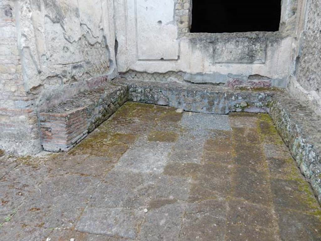 VII.16.a Pompeii. May 2015. Benches in courtyard C, below window to room 5. Photo courtesy of Buzz Ferebee.
