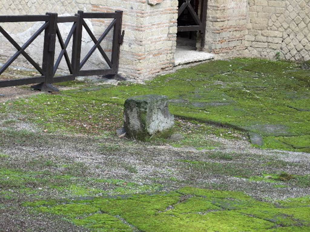 VII.16.a Pompeii.  December 2006.  Marker stone on courtyard C.