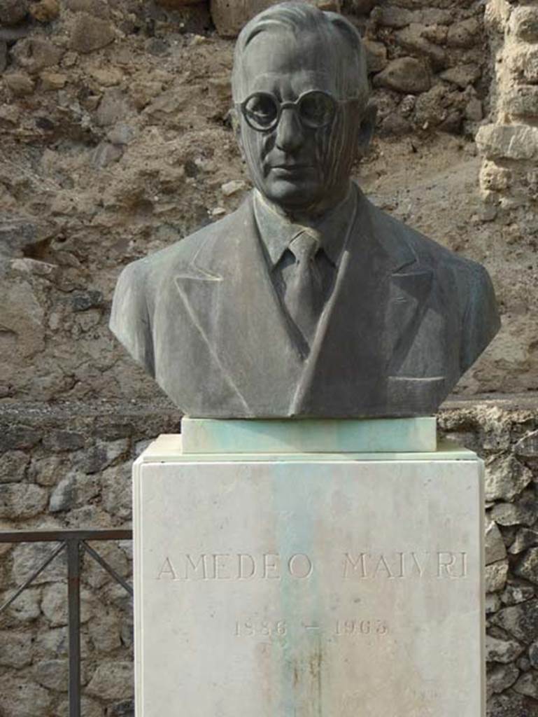 Larario dei Pompeianisti. Pompeii. September 2016. Bust of Amedeo Maiuri.
The inscription underneath is 

AMEDEO MAIVRI
1886 – 1963.

Photo courtesy of Michael Binns.

