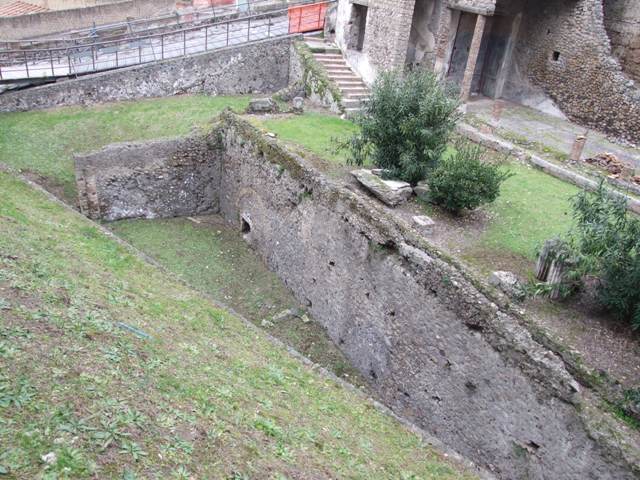 VIII.1.a Pompeii. May 2006. Inside and outside steps at north end of portico.