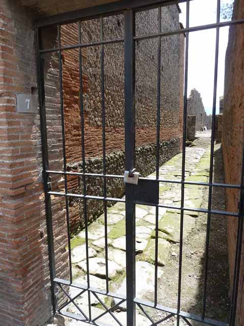 VIII.2.7 Pompeii. May 2010. Structure at end of passageway. Drain?