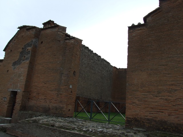 VIII.2.8 Pompeii. May 2005. Looking south-west.

