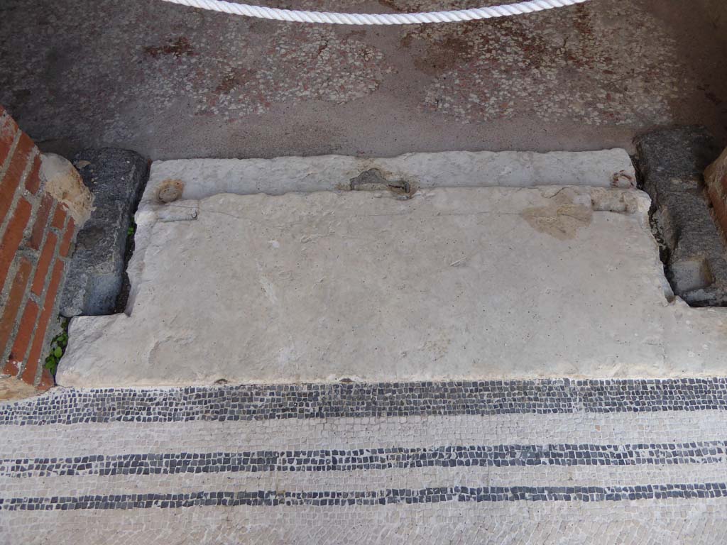 VIII.2.16 Pompeii. January 2017. Threshold of doorway into cubiculum in south-east corner of atrium.
Foto Annette Haug, ERC Grant 681269 DÉCOR
