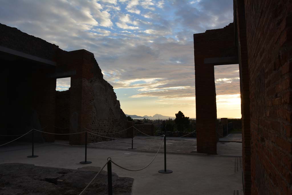 VIII.2.16 Pompeii. November 2017. Looking south-west from atrium towards tablinum with view over the Bay towards Capri.
Foto Annette Haug, ERC Grant 681269 DÉCOR.
