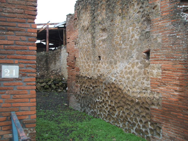 VIII.2.21 Pompeii. December 2004. Looking south-east from entrance doorway.