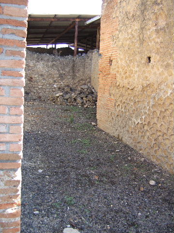 VIII.2.21 Pompeii. December 2004. Arched entrance to steps to lower floors.