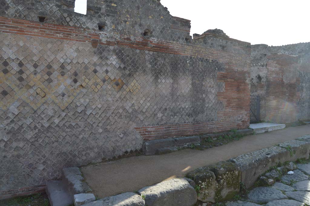 VIII.2.29 Pompeii. March 2018. Looking west along front façade towards entrance doorway, on right.
Foto Taylor Lauritsen, ERC Grant 681269 DÉCOR.
