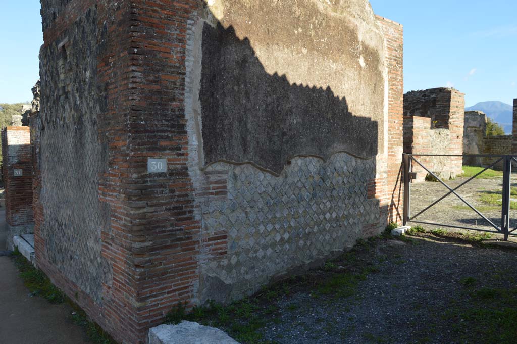 VIII.2.30 Pompeii. March 2018. Entrance doorway, and east side of front wall and vestibule.
Foto Taylor Lauritsen, ERC Grant 681269 DCOR.
