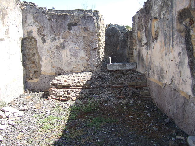 VIII.2.30 Pompeii. September 2005. Looking south from rear of large room on east side of tablinum on upper level, down steps to rear portico and garden. In the right front, would have been the kitchen, and at its rear on a lower level, would have been a large room leading onto the portico.

