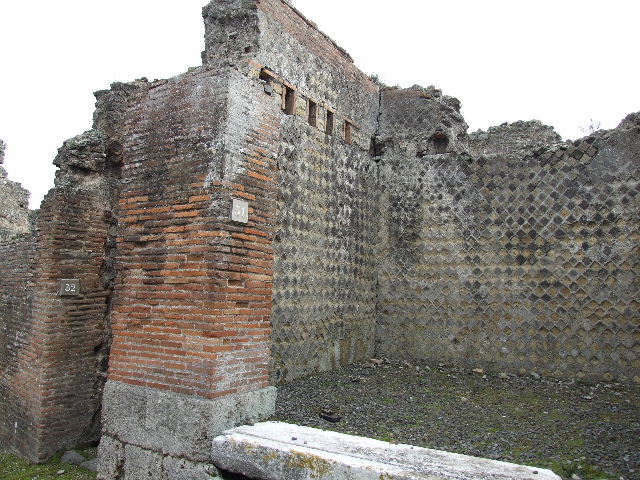 VIII.2.32 Pompeii. December 2006. Looking south from entrance.