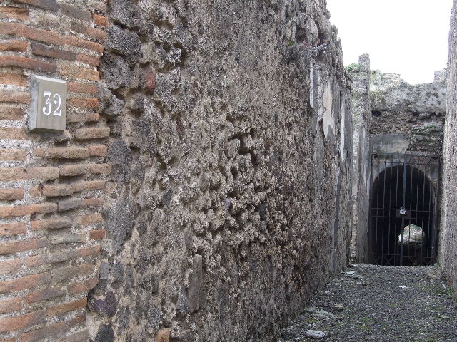VIII.2.32 Pompeii. May 2006. Vaulted corridor leading to terrace and lower levels of VIII.2.34.