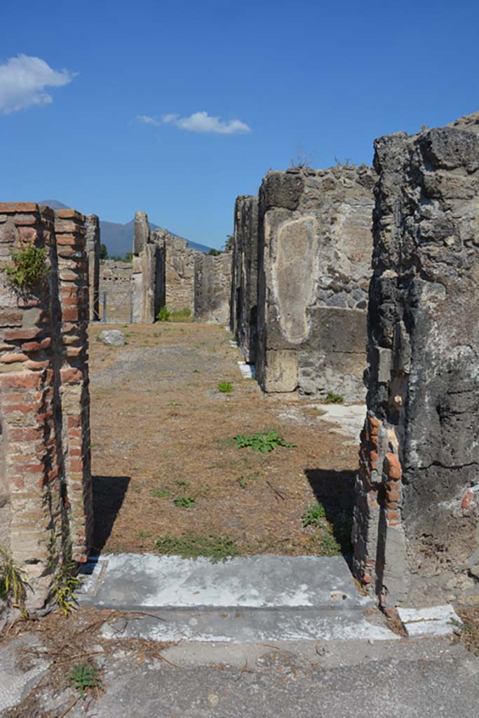 VIII.2.34 Pompeii. September 2019. Room ‘n’, looking north through doorway along east side of atrium.
Foto Annette Haug, ERC Grant 681269 DÉCOR.
