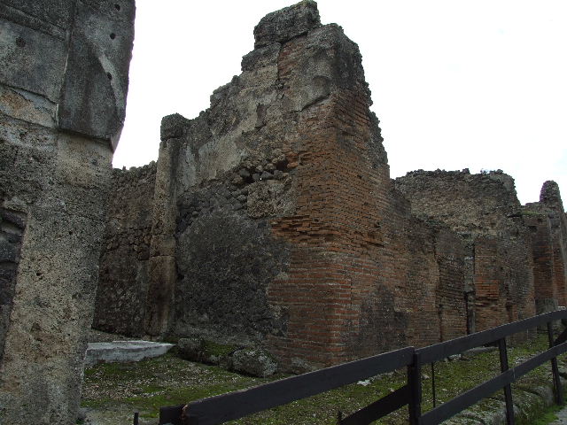 Front wall to east of entrance of VIII.2.34.  December 2006.