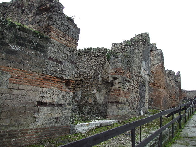VIII.2.35 Pompeii. May 2006. East wall with niche.