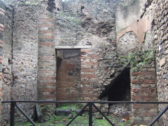 Pompeii VIII.2.38. Front wall between VIII.2.38 and VIII.2.37. December 2006.