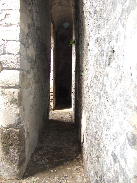 VIII.2.39 Pompeii. May 2006. First lower floor, corridor a’ with doorways to room f. Looking north.
