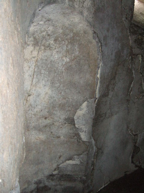 VIII.2.39 Pompeii. May 2006. Room 06, tepidarium, north-east corner, with doorway to room 05, and small circular area opposite the doorway, in the corridor.
