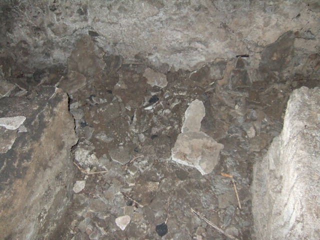 VIII.2.39 Pompeii. May 2006.  Inside “hole in wall”, at end of corridor.
