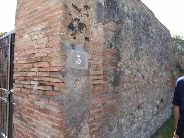 VIII.3.3 Pompeii. May 2005. Looking towards south wall of shop, from entrance.