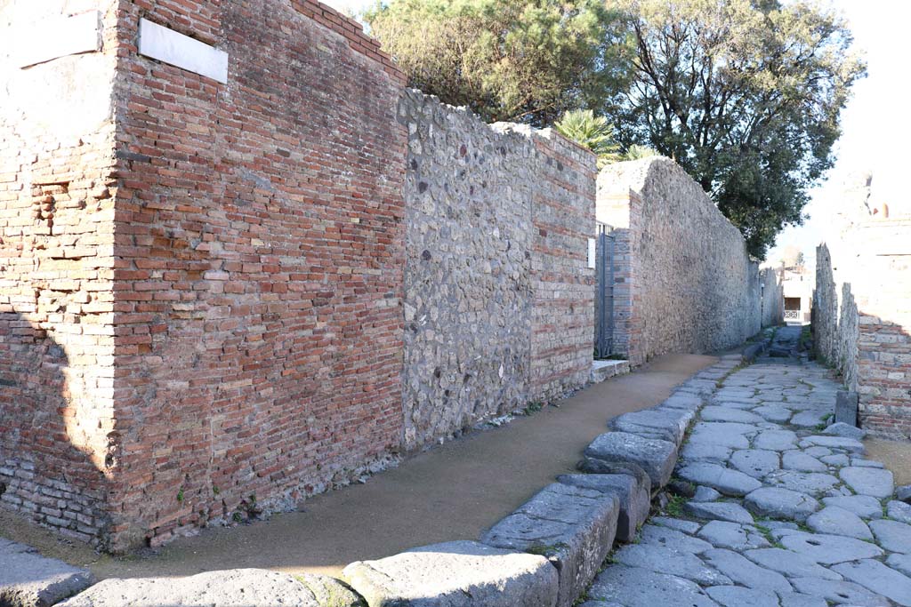 Vicolo dei Dodici Dei, Pompeii, looking north. December 2018. 
Looking north towards VIII.3.14, entrance doorway, centre right, from junction with Via della Regina, on left. Photo courtesy of Aude Durand.
