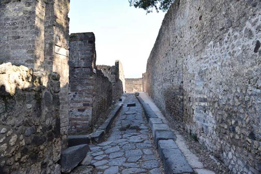 VIII.3.14 Pompeii, exterior wall is centre left. April 2018. Looking south between VIII.5 and VIII.3 on Vicolo dei 12 Dei. 
The junction with Vicolo della Parete Rossa, is seen on the left. Photo courtesy of Ian Lycett-King. 
Use is subject to Creative Commons Attribution-NonCommercial License v.4 International.
