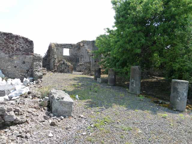 VIII.3.31 Pompeii. December 2005.  Looking south east across peristyle area from VIII.3.28.