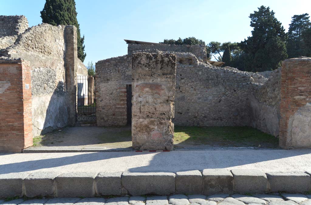 VIII.4.3 Pompeii, on left, with VIII.4.2, on right. October 2017. Looking south to entrance doorways.
Foto Taylor Lauritsen, ERC Grant 681269 DCOR.

