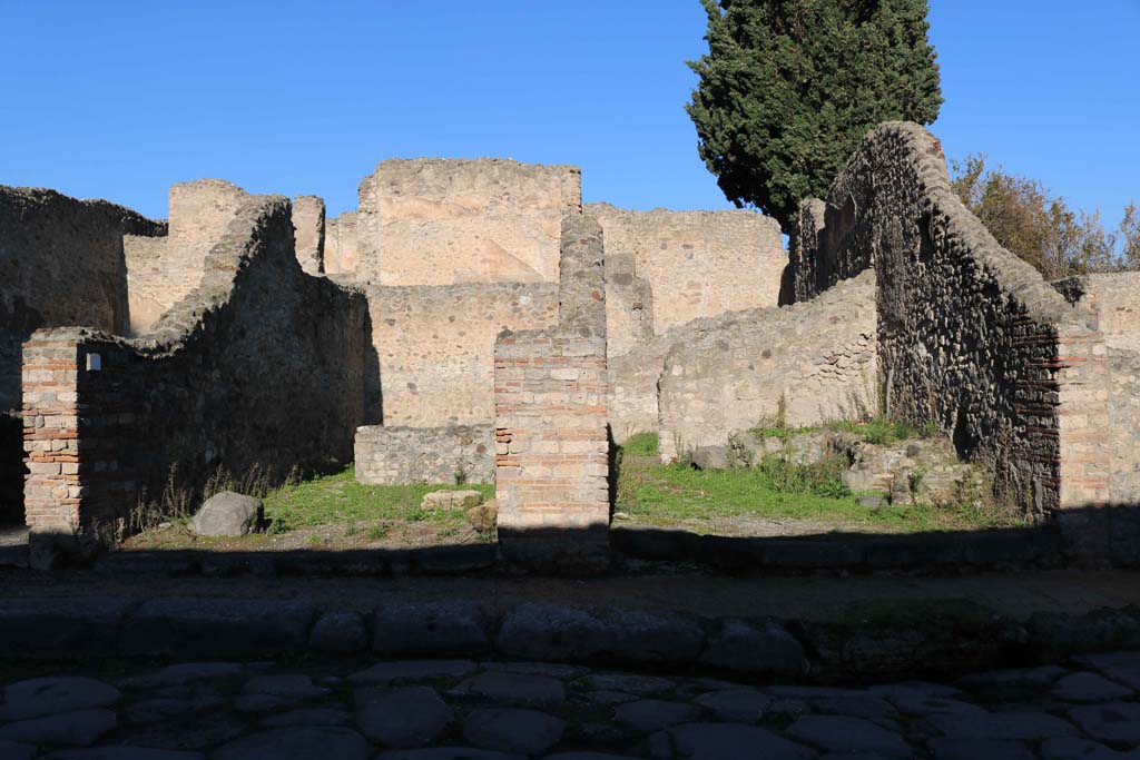 VIII.4.36 Pompeii, on left, and VIII.4.35, on right. December 2018. Looking north on Via del Tempio dIside. Photo courtesy of Aude Durand.