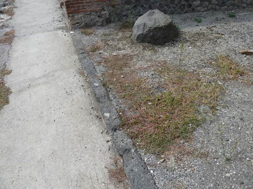 VIII.4.36 Pompeii, September 2015. Looking west along threshold of shop. According to Eschebach, on the left side was the shop counter, no longer preserved. Also on the left would have been the steps to the upper floor.
See Eschebach, L., 1993. Gebudeverzeichnis und Stadtplan der antiken Stadt Pompeji. Kln: Bhlau. (p.376).
