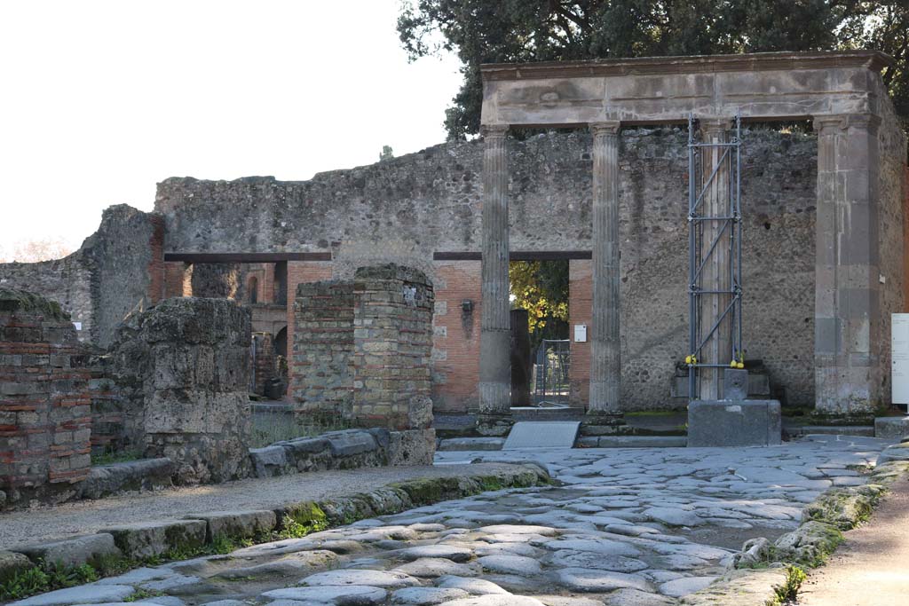 VIII.4.41 Pompeii and VIII.4.40, on left. December 2018. 
Looking south-east towards entrance doorways, on left, from Via dei Teatri across junction to Via del Tempio dIside.
Photo courtesy of Aude Durand.

