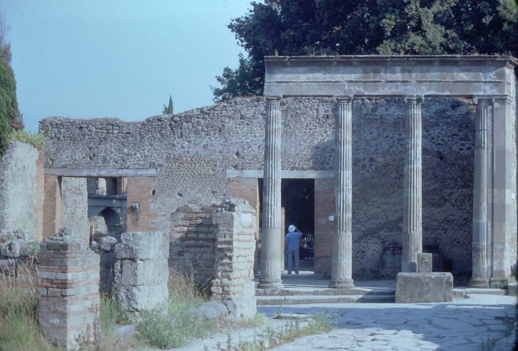 VIII.4.41 and 40, Pompeii, (on left) 1971. Looking south from Via dei Teatri towards entrance of Triangular Forum with fountain outside.
Photo courtesy of Rick Bauer, from Dr George Fays slides collection.
