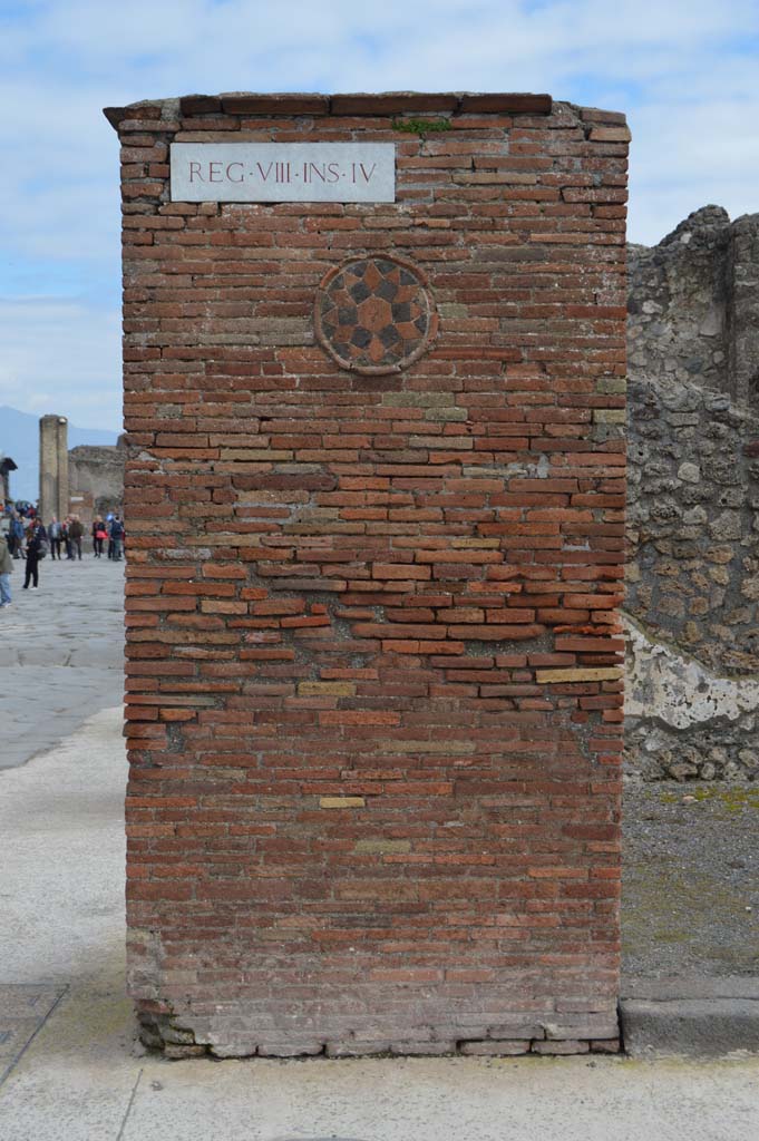 VIII.4.53 Pompeii. March 2018. Looking east to pilaster on corner of Via dei Teatri.
Foto Taylor Lauritsen, ERC Grant 681269 DCOR.
