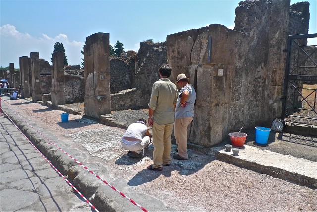 VIII.5.3 Pompeii. Shop. December 2007. Rear of west side entrance pillar.