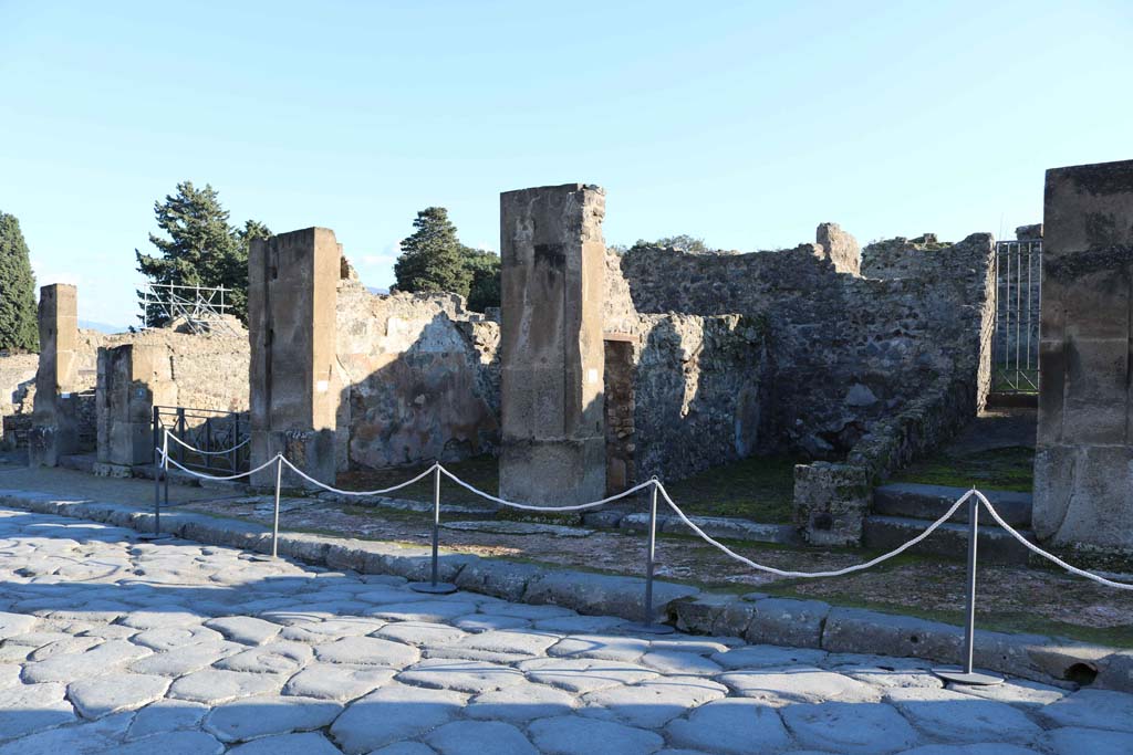 Via dellAbbondanza, Pompeii. South side. December 2018. 
Looking south-east along Insula VIII.5, with VIII.5.5, on right. Photo courtesy of Aude Durand.


